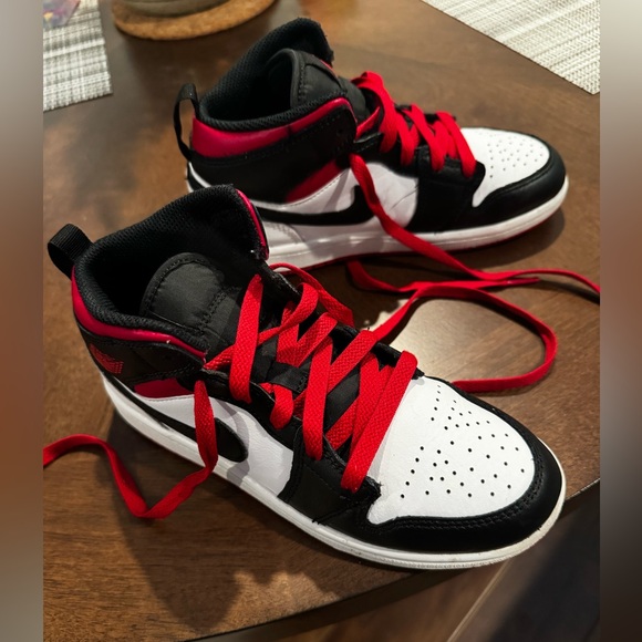 JORDAN 1 MID PS
"Jordan 1 Mid Gym Red" - Picture 3 of 7